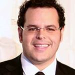 Josh Gad, Attribution: Voice Chasers, CC BY 2.0 , via Wikimedia Commons