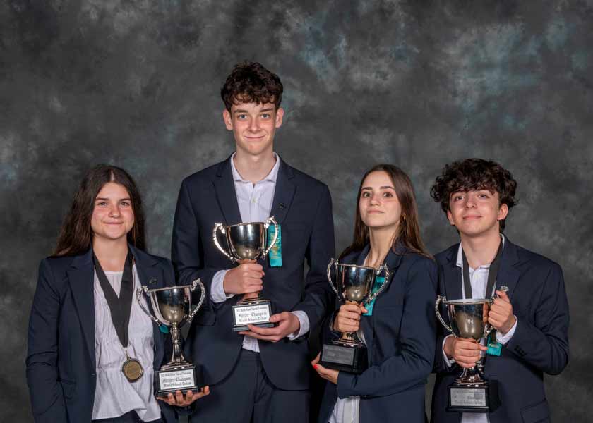 Team Spain Blue<br />
Santiago Bellver, Júlia Carro, Guillermo Fernández, and Irene Gómez<br />
from Maristas Valencia Middle School, Spain